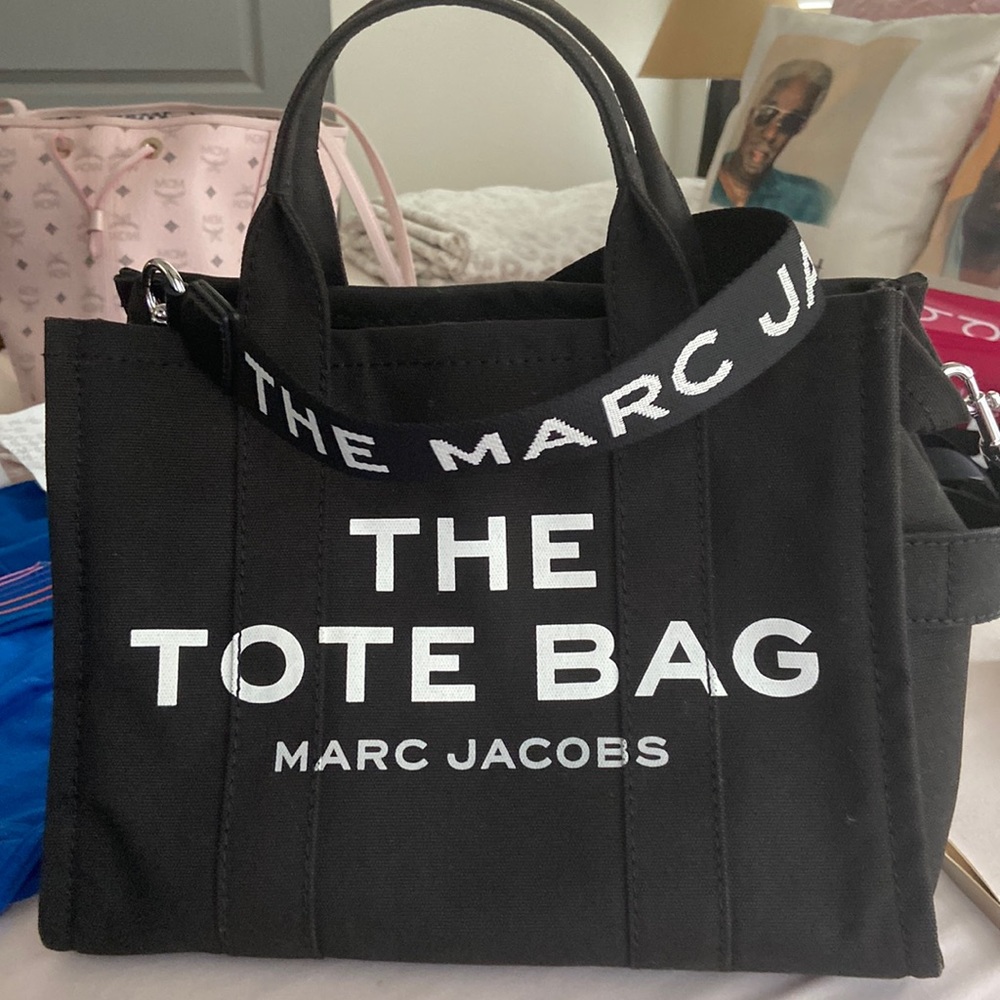 Small tote strap not included only the original strap that comes with it.